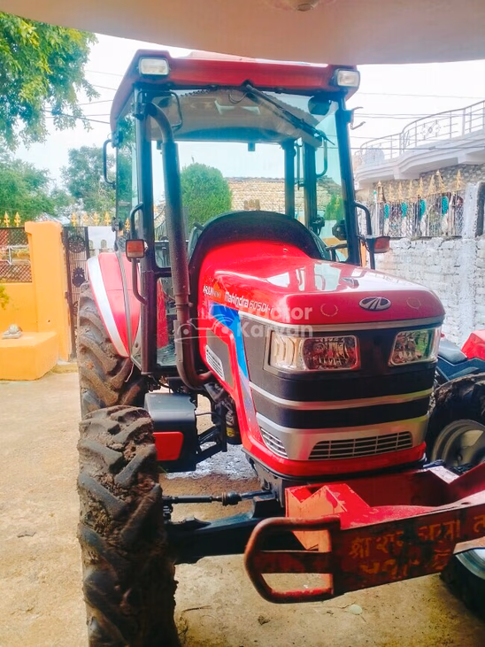सेकंड हैंड महिंद्रा अर्जुन नोवो 605 DI-I 4WD ट्रैक्टर